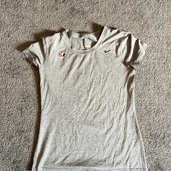 Pair of Nike dri fit Team Canada workout shirts - Picture 3 of 4